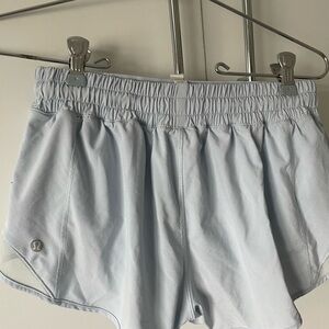 Lululemon size 6 Hotty Hot low- rise Lined 2.5 inches